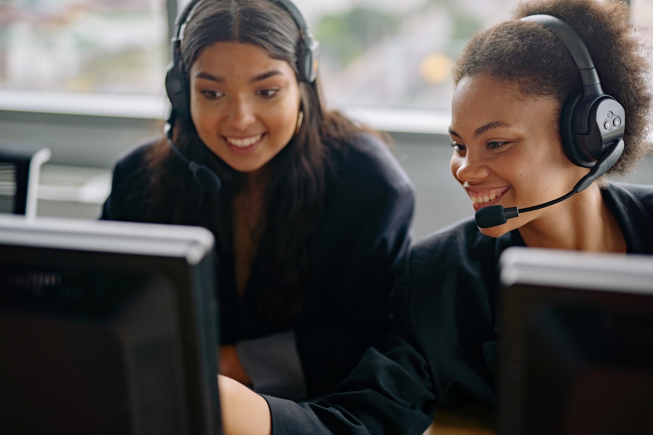 Pros and Cons of Outsourcing Call Center Operations