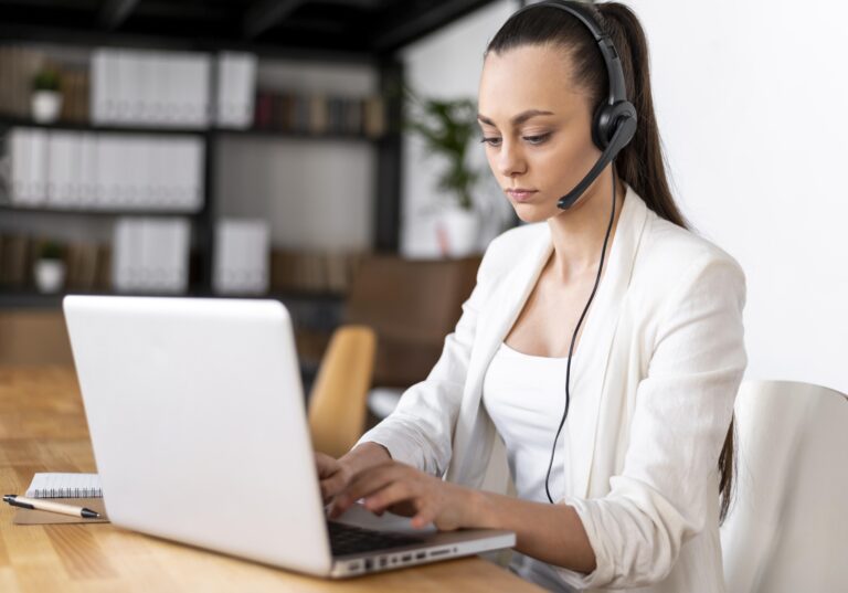chica trabajando teniendo una videollamada